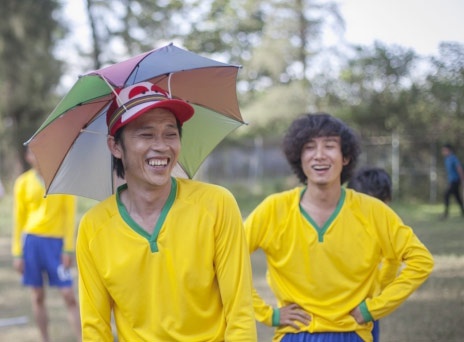 Hoai Linh tro tai danh bong tren san co hinh anh