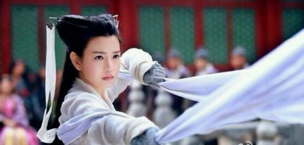 Vai Tiểu Long Nữ chịu nhiều búa rìu dư luận.