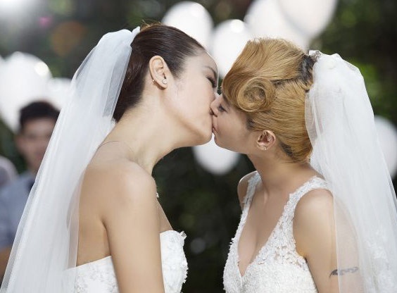 Lam Tam Nhu gay soc khi hon dong tinh voi Thai Y Lam hinh anh