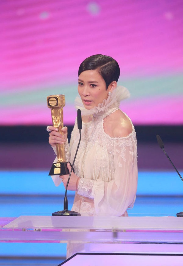 Sau hơn 2 năm rời xa TVB, Xa Thi Mạn trở lại ấn tượng với vai cớm chìm Đinh Tiểu Gia trong phim Sứ đồ hành giả. Cô vừa đoạt giải Vai diễn nữ được yêu thích nhất vừa lên ngôi Thị hậu - Nữ diễn viên chính xuất sắc nhất.