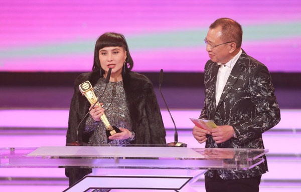 Diễn xuất của Hà Siêu Nghi - ái nữ của vua cờ bạc Ma Cao Hà Hồng Vinh đã được thừa nhận sau đúng 20 năm kể từ ngày đầu tiên bước chân vào phim trường. Nữ diễn viên phụ xuất sắc nhất với vai phạm nhân ngộ sát Đinh Hảo Hảo trong phim Tái chiến minh thiên là giải thưởng TVB đầu tiên của mỹ nhân 40 tuổi này.