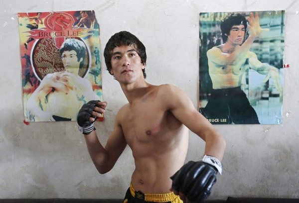 Sinh ra trong một gia đình nghèo có đến 10 đứa con, từ bé Abbas Alizada đã say mê võ thuật và ngưỡng mộ Lý Tiểu Long nên sưu tập phim ảnh, sách báo để cố gắng bắt chước thần tượng.