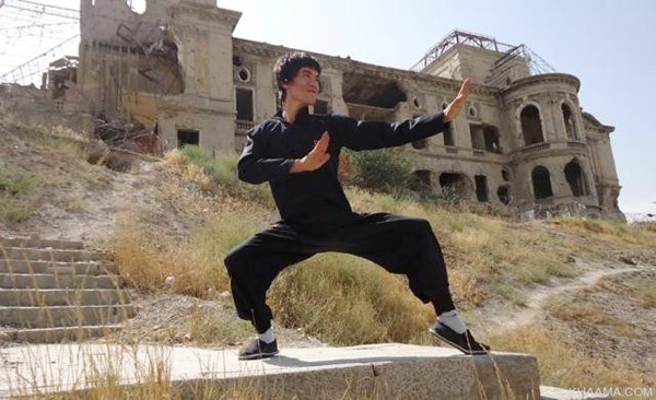 Bên cạnh những fan ủng hộ, động viên cố gắng thực hiện giấc mơ thì vẫn không ít người cho rằng Abbas Alizada bị hoang tưởng. Song với bản thân chàng 20 tuổi này, giữa những thông tin về chiến tranh ở đất nước Afghanistan thì sự xuất hiện của anh như một bản tin tích cực, mang lại năng lượng tốt cho người dân.