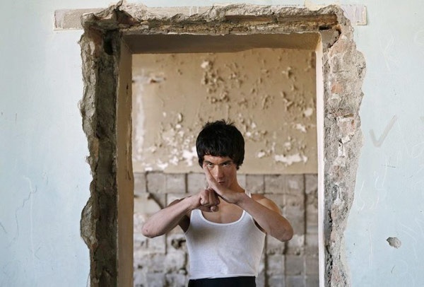 Chàng võ sĩ 20 tuổi người Afghanistan Abbas Alizada đang khiến dư luận báo chí “nóng” vì có gương mặt hao hao Lý Tiểu Long cùng ước mơ “trở thành một nhà vô địch ở Afghanistan và ngôi sao Hollywood