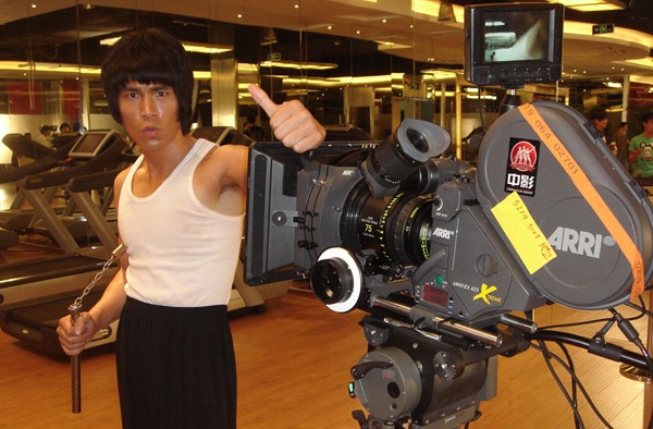 Năm 2007, nhà sản xuất bộ phim truyền hình Huyền thoại Lý Tiểu Long ngỏ lời mời Tiêu Hạo Thiên tham gia đóng thế cho Trần Quốc Khôn nhưng anh thẳng thắn từ chối. Anh nói: “Mọi người đều bảo rằng tôi và Trần Quốc Khôn đều rất giống Lý Tiểu Long, vì vậy chúng tôi phải đứng trên 2 sàn đấu riêng biệt. Nếu cùng chia nhau tái hiện 2 khoảng thời gian của Lý Tiểu Long, tôi sẵn sàng tham gia, chứ tôi không muốn làm cái bóng của Trần Quốc Khôn”.