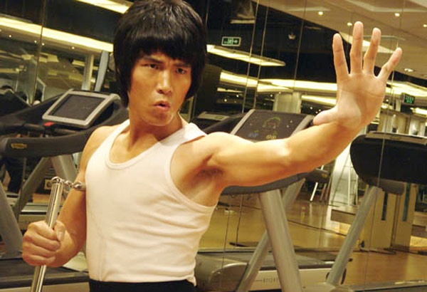 Tốt nghiệp trường Đại học Thể dục thể thao Hồ Nam (Trung Quốc) nhưng Tiêu Hạo Tiên lại được biết đến khi hóa thân vào hình ảnh Lý Tiểu Long trong rất nhiều chương trình truyền hình tổng hợp, giải trí vì có ngoại hình khá giống huyền thoại võ thuật thế giới.