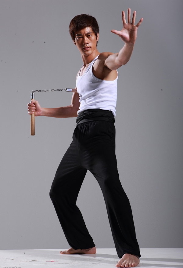 Châu Tinh Trì là người đã có công đưa Trần Quốc Khôn từ một cascadeur sang làm diễn viên, đảm nhận vai chàng thủ môn cao nghêu trong Đội bóng Thiếu Lâm, tên trùm băng Cây búa mặt lạnh trong Tuyệt đỉnh công phu.