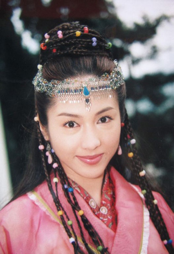 Nhân vật quận chúa Triệu Mẫn xinh đẹp có tính cách như đàn ông, mạnh mẽ và đầy tham vọng trong Ỷ thiên đồ long ký đã từng do nhiều nữ diễn viên như Uông Minh Thuyên, Lê Mỹ Nhàn, Diệp Đồng… thể hiện. Song, được khán giả yêu thích nhất chính là phiên bản Triệu Mẫn qua diễn xuất của Lê Tư trong bản dựng năm 2001. Mỹ nhân sinh năm 1971 đã tạo dấu ấn cá nhân sâu sắc, lấn lướt cả bạn diễn Ngô Khải Hoa vai Trương Vô Kỵ.