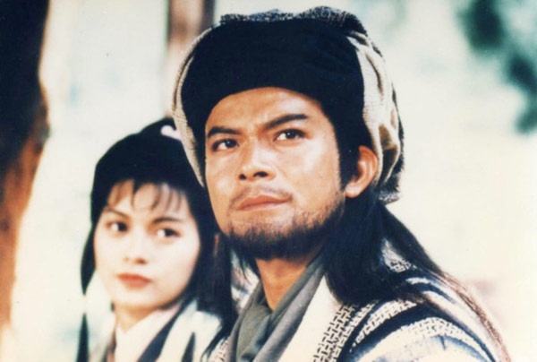 Nổi tiếng cùng với Ông Mỹ Linh qua vai Quách Tĩnh trong Anh hùng xạ điêu 1983, song nhân vật võ hiệp ấn tượng nhất của Huỳnh Nhật Hoa lại là Kiều Phong ở bản dựng Thiên long bát bộ 1997. Tạo hình, khí chất cũng như tài năng của ngôi sao năm nay 53 tuổi đã đóng dấu tên tuổi mình với hình ảnh vị Bang chủ Cái Bang được cả giang hồ kính nể.