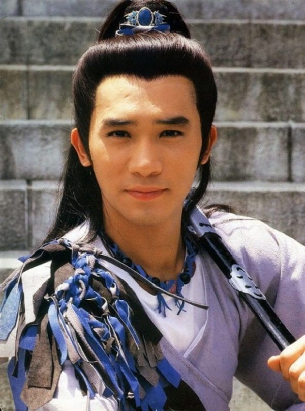 Lương Triều Vỹ được khán giả biết đến, yêu thích qua các vai của Kim Dung như Vi Tiểu Bảo trong Lộc đỉnh ký 1984, Trương Vô Kỵ trong Ỷ thiên đồ long ký 1986, Thạch Trung Ngọc và Thạch Phá Thiên trong Hiệp khách hành. Tuy nhiên, hình ảnh khiến anh nổi bật trên màn ảnh nhỏ phim võ hiệp TVB là Tiểu Ngư Nhi - nhân vật luôn tự cho mình là “Người thông minh nhất thiên hạ” trong tác phẩm của nhà văn Cổ Long Tuyệt đại song kiêu 1988.