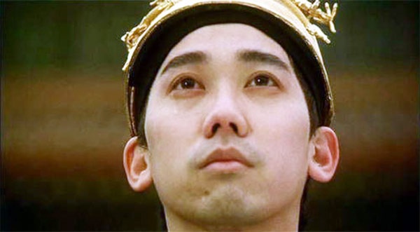 Trương Đạt Minh là nghệ sĩ đa tài, từng là biên kịch, làm giáo viên dạy diễn xuất, DJ ở đài phát thanh nhưng lại nổi tiếng khi xuất hiện trong bộ phim Đạo nội mật thám 008 (vai Hoàng đế), Thẩm tử quan (vai ông chủ khách sạn)… Dáng người nhỏ nhắn, ốm yếu đã được Châu Tinh Trì khai thác tạo tiếng cười.