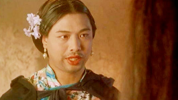 Lý Kiện Nhân - cậu bạn học thời phổ thông của Châu Tinh Trì còn có biệt danh Như Hoa vì thường đóng vai giả gái và nhân vật nào cũng có động tác ngoáy mũi. “Vua phim hài Hong Kong” từng công khai đánh giá cao người bạn này vì Lý Kiện Nhân không sợ xấu nên tạo hình nào cũng dám thử.