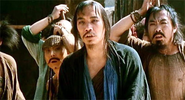 Là nhà sản xuất, từng đảm nhận vai trò phó cho các đạo diễn tài danh như Vương Gia Vệ, Lưu Chấn Vỹ nhưng Giang Ước Thành lại được khán giả biết đến qua vai trò diễn viên. Với tại hình như ăn mày khi đóng vai gã mù - hóa thân của Sa Tăng trong bộ phim Đại thoại tây du, anh dễ dàng lọt vào bộ nhớ người xem.