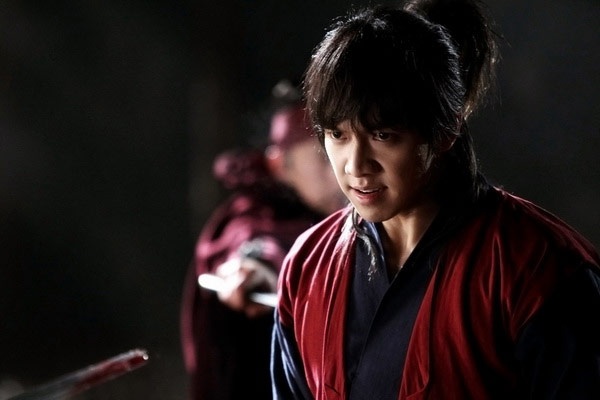 Choi Kang Chi (Lee Seung Gi đóng) mang 2 dòng máu - nửa người nửa thú, từ nhỏ, bị bọn trẻ cùng trang lứa trêu đùa là con hoang nhưng vẫn lạc quan, yêu đời và luôn dành cho gia đình ân nhân tình cảm sâu nặng.