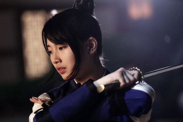 Yeo Wool (Suzy đóng) vốn là tiểu thư danh giá, Yeo Wool không thích thêu thùa, may vá như các khuê nữ khác mà chỉ muốn cải nam trang, tham gia luyện võ, cầm cung, múa kiếm. Yeo Wool yêu say đắm Kang Chi, sẵn sàng hy sinh tính mạng vì anh.
