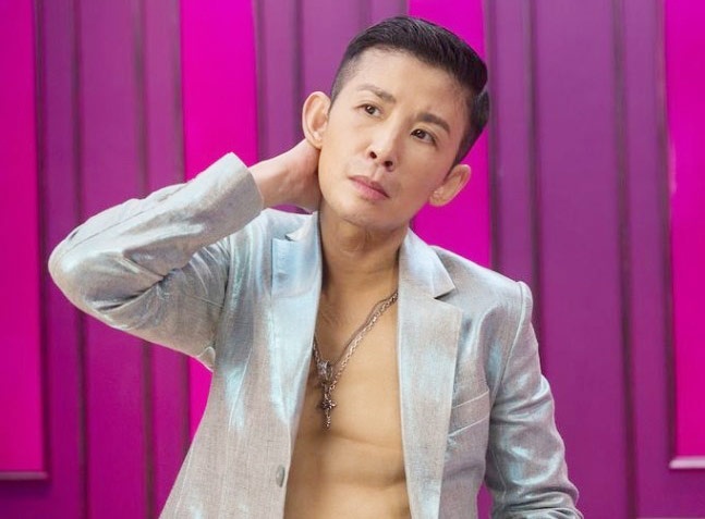 Nu hoang phim hai gia nam khoe nguc tran trong phim moi hinh anh