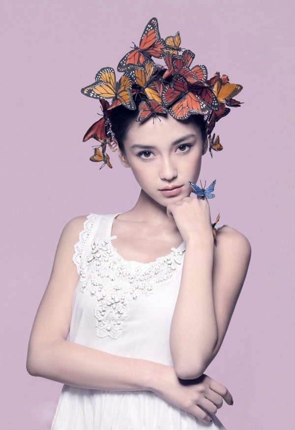 Mặc dù diễn xuất vẫn khiến khán giả tranh cãi, song với ngoại hình đẹp, mỹ nhân sinh năm 1989 liên tục nhận phim, tầng suất năm sau dày hơn năm trước. Trên các trang báo, tên tuổi của Angelababy còn được biết đến vì là bạn gái của ngôi sao Huỳnh Hiểu Minh.