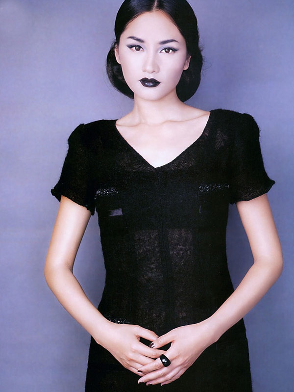 Trong lúc sự nghiệp người mẫu đang rực rỡ, mỹ nhân sinh năm 1971 quyết định chuyển sang đóng phim, cùng siêu mẫu nam Hồ Binh tạo thành một đôi tình nhân được khán giả yêu thích qua nhiều tác phẩm truyền hình như Chân tình cáo bạch, Tạm biệt chân tình…