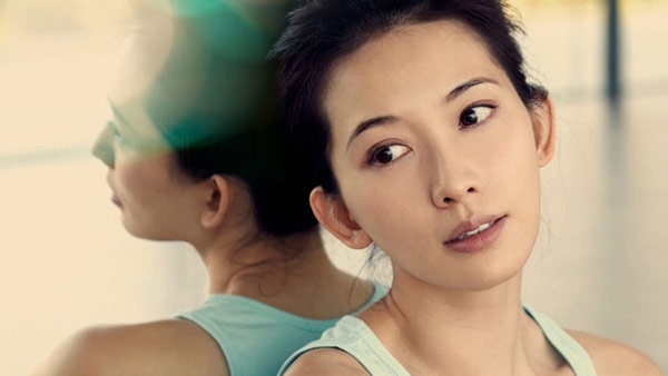 Vào nghề khá muộn, khi đã 27 tuổi nhưng Lâm Chí Linh tỏa sáng tức thì, không chỉ là người mẫu sáng giá, mà còn soán ngôi “Đệ nhất mỹ nhân Đài Loan” của nữ diễn viên Tiêu Tường. Vốn không phải người dễ bị mỹ nhân hớp hồn, song đạo diễn Ngô Vũ Sâm đã giúp cô mở rộng cánh cửa điện ảnh với vai Tiểu Kiều trong bom tấn Đại chiến Xích Bích (2008). 