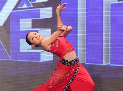 Lam To Nhu bieu dien dieu mua Thai hinh anh