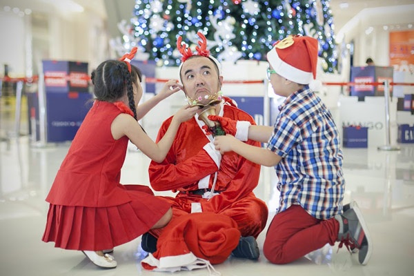 Nhanh nhẹn và tinh nghịch, Gia Bảo và Bảo An khiến bạn diễn của danh hài Thúy Nga toát mồ hôi.