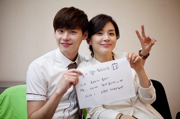 Lee Jong Suk và Lee Bo Young trở thành một cặp đôi rất được yêu thích với Đôi tai ngoại cảm.