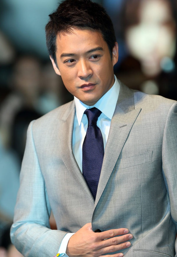 Lớn lên ở Anh, từng tốt nghiệp ngôi trường danh tiếng SOAS - University of London nhưng cảm thấy công việc ở văn phòng quá nhàm chán nên năm 2003, Trần Trí Sân quyết định về Hong Kong tìm đường vào làng giải trí. Với vốn tiếng Anh lưu loát, anh bắt đầu cộng tác cùng TVB ở vai trò MC của các chương trình tin tức quốc tế. Một năm sau, được sự khuyến khích của đồng nghiệp, Trần Trí Sân thi tuyển vào lớp đào tạo diễn viên TVB năm 2004.