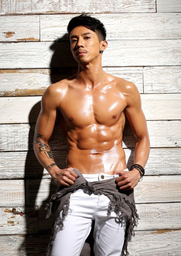 Về TVB năm 2012, nam diễn viên sinh năm 1980 ngay lập tức được lăng xê và anh đã chứng tỏ tài năng của mình ngay bộ phim truyền hình đầu tiên Anh họ cố lên, tiếp đó là Cự luân, Thực vi nô, Trung gian nhân… Ngoài diễn xuất trước ống kính với những nhân vật có cá tính mạnh, khoe body lý tưởng, Trương Kế Thông còn được TVB tin tưởng giao sáng tác ca khúc chủ đề phim.