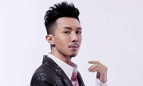 Không có gương mặt “môi đỏ má hồng” nhưng Trương Kế Thông sở hữu ngoại hình cá tính, từng được đào tạo chuyên nghiệp tại Học viện nghệ thuật Hong Kong, đã tham gia hơn 20 vở kịch, lồng tiếng cho hơn 10 bộ phim hoạt hình Hollywood, xuất hiện trên 100 chương trình truyền hình và phát hành 10 album nhạc cá nhân.