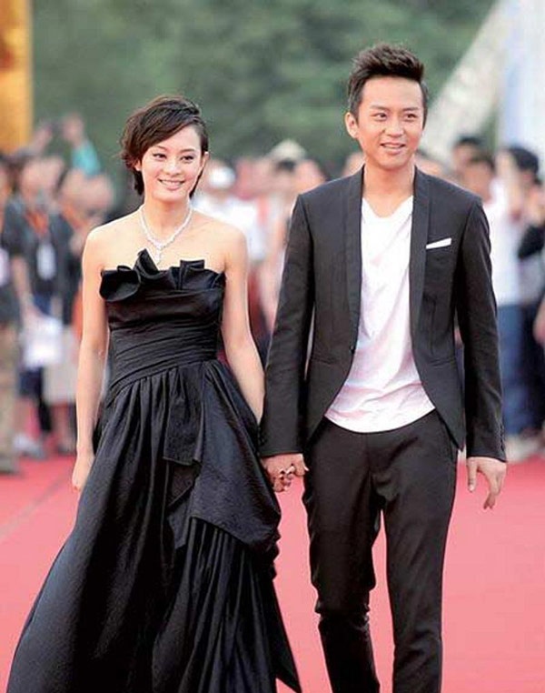 Làng giải trí Trung Quốc có khá nhiều cặp vợ chồng nghệ sĩ nổi tiếng, song Đặng Siêu - Tôn Lệ đã đánh bại tất cả để khép lại danh sách “10 ngôi sao có ảnh hướng nhất ở Đại lục” do fan bình chọn. Đây là đôi vợ chồng hạnh phúc và thành công trên đường sự nghiệp. Nếu Tôn Lệ giữ vững ngôi vị “Nữ hoàng ăn khách phim truyền hình” với Hậu cung Chân Hoàn truyện thì Đặng Siêu hiện là gương mặt rất được các đạo diễn 3 vùng đất Trung Hoa chú ý. 