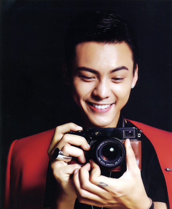 Cùng nổi lên với Lý Dịch Phong trong Cổ kiếm kỳ đàm là Trần Vỹ Đình. Lần đầu tiên đóng phim truyền hình nhưng chàng ca sĩ Hong Kong sinh năm 1985 đã tạo dấu ấn mạnh mẽ khi đảm nhận vai Lăng Việt - sư huynh của Bách Lý Đồ Tô. Thành công này đã cởi bỏ chiếc mũ 