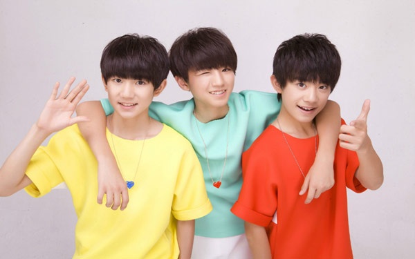Tfboys là nhóm nhạc teen gồm 3 cậu bé Vương Tuấn Khải, Vương Nguyên, Dịch Dương Thiên Tỷ tuổi trung bình 14. Ra đời chỉ mới hơn một năm nhưng họ được xem như một hiện tượng của làng nhạc xứ Trung khi có lượng fan theo dõi trên weibo (mạng xã hội lớn nhất Đại lục) vượt mặt nữ danh ca Vương Phi cùng nhiều siêu sao khác. Đặc biệt, giá vé các chương trình biểu diễn có mặt Tfboys cao hơn khi xuất hiện thần tượng xứ Hàn Kim So Hyun.
