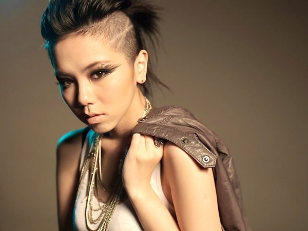 Từ một cô ca sĩ chỉ được biết đến ở xứ cảng thơm, Đặng Tử Kỳ (G.E.M) bất ngờ nổi đình nổi đám ở Đại lục khi tham gia chương trình I Am Singer phiên bản Trung Quốc mùa thứ 2. Cô ca sĩ sinh năm 1991 đã khiến khán giả cũng như giới chuyên môn kinh ngạc khi phát huy tài năng đa dạng của mình, hát hay, nhảy giỏi, chơi nhạc cụ, sáng tác và đặc biệt là phong cách thiên biến vạn hóa, rất thời thượng.