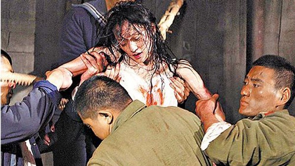 Châu Tấn bị tra tấn trong bộ phim điện ảnh Phong thanh (2009).