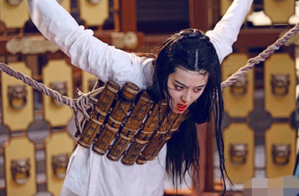 Trong bộ phim truyền hình Võ Mỵ Nương truyền kỳ, nhân vật Võ Như Ý (tức Võ Tắc Tiên sau này) nhiều lần bị hành hình với những đòn tra tấn tàn nhẫn.