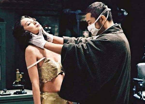 Cũng trong Phong thanh, vai diễn của Lý Băng Băng bị nhân vật sĩ quan Nhật do Huỳnh Hiểu Minh đóng làm nhục.