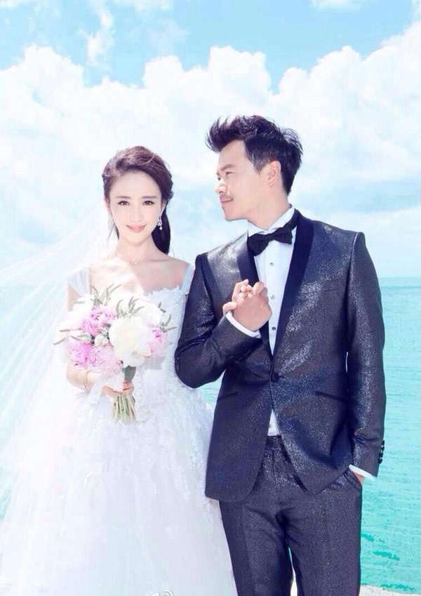 Ngay sau đám cưới của Dương Mịch - Lưu Khải Uy, ngày 16/1, Đồng Lệ Á - nữ diễn viên của các phim Mỹ nhân thiên hạ, Mẹ chồng nàng dâu, Đường Sơn đại địa chấn… kết hôn với nam diễn viên Trần Tư Thành sau hơn một năm yêu nhau kể từ lúc đóng chung bộ phim truyền hình Chuyện tình Bắc Kinh (2012).