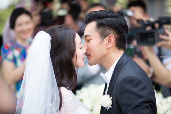 Ngày 8/1, Dương Mịch đã “mở màn” năm 2014 tốt đẹp cho nhiều cô dâu - ngôi sao nữ của làng giải trí Hoa ngữ bằng một lễ cưới lãng mạn ở đảo Bali (Indonesia) với Lưu Khải Uy. Trong ngày trọng đại của cuộc đời, nàng Lạc Tình Xuyên của bộ phim truyền hình vượt thời gian đình đám Cung tỏa tâm ngọc đã khóc vì hạnh phúc.