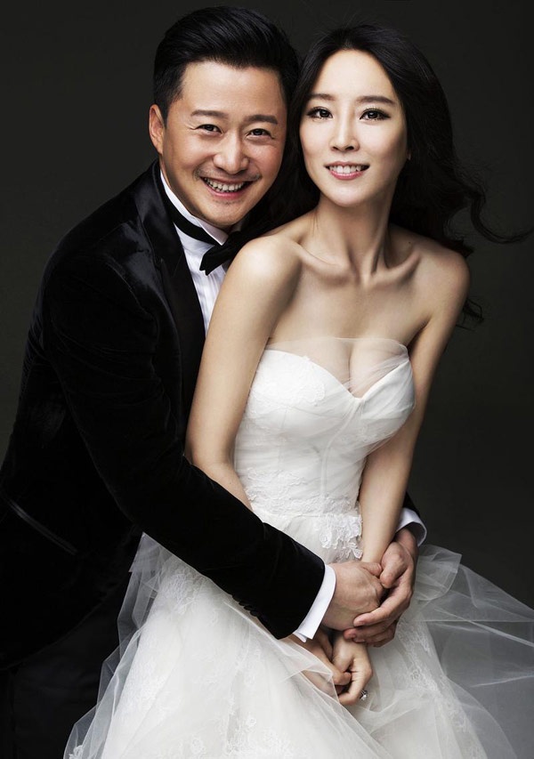 Ngày 11/5, nữ MC Tạ Nam đã có một lễ cưới khá đặc biệt với Ngô Kinh - ngôi sao của bộ phim truyền hình Tân Thiếu Lâm tự. Vì bị tai nạn khi đóng phim trước ngày cưới nên chú rể phải chống nạn xuất hiện đón nhận lời chúc phúc của người thân, bạn bè.