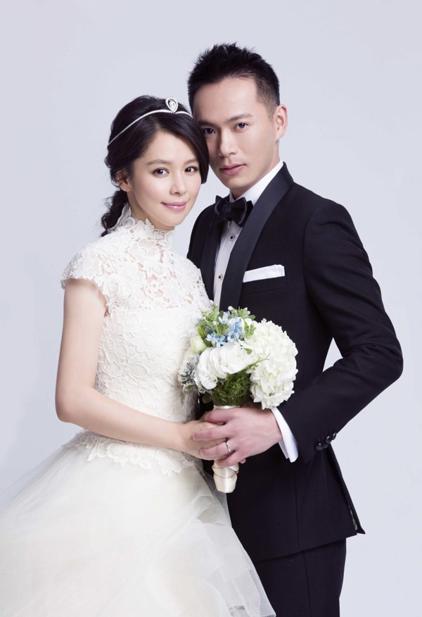 Lại chọn đảo Bali (Indonesia) xinh đẹp, mỹ nhân xứ Đài Từ Nhược Tuyên kết thúc cuộc sống độc thân bằng một đám cưới với doanh nhân Lý Nam Phong nhỏ hơn 2 tuổi, Chủ tịch Tập đoàn Marco Polo Marine ở Singapore, đã từng có một đời vợ và 2 con.