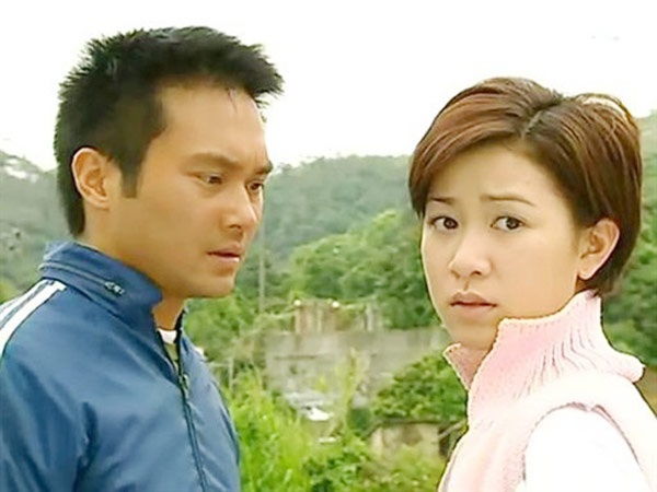 Đường về hạnh phúc là tác phẩm ăn khách nhất trên màn ản nhỏ Hong Kong năm 2000. Nhân vật cô gái nhân hậu Chúc Quân Hảo do Xa Thi Mạn rơi vào cuộc tình tay ba với Văn Sơ (Trương Trí Lâm đóng) - con nuôi của mẹ và Tư Đồ Lễ Tín (Mã Tuấn Vỹ đóng) - chàng ký giả là đệ tử của cha. Sắp tới đây, cặp đôi Trương Trí Lâm - Xa Thi Mạn sẽ tái ngộ khán giả qua phiên bản điện ảnh của Đường về hạnh phúc.