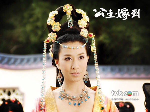 Được xem là Cung tâm kế phần 2 nhưng bộ phim Công chúa giá đáo được thực hiện theo phong cách vui nhộn và Xa Thi Mạn đã không phụ lòng mong đợi của fan hâm mộ khi lần đầu thử sức diễn hài. Cô đã viết nên một cuộc hôn nhân trắc trở, nhiều tiếng cười giữa công chúa Chiêu Dương bướng bỉnh với chàng nhị thiếu gia chất phác Kim Đa Lộc (Trần Hào đóng).