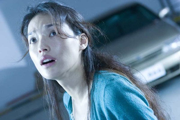 Năm 2005, chia sẻ về những kỷ niệm khó quên trong thời gian đóng phim, mỹ nhân Thư Kỳ cho biết sau khi tham gia bộ phim kinh dị Quái vật, suốt một thời gian dài cô ngỡ mình sống trong không khí u ám của tác phẩm. Chỉ cần một cơn gió thổi mạnh cũng có thể khiến cô giật bắn người, hoảng sợ.