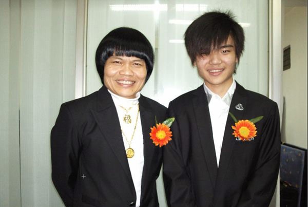 Bát Lưỡng Kim và con trai đã trưởng thành.