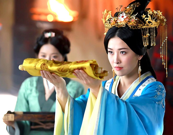 Với ngoại hình xinh đẹp, Châu Lệ Kỳ nhanh chóng lọt vào tầm ngấm của nhiều đạo diễn khác, chính thức bước chân vào con đường diễn viên chuyên nghiệp. Năm 2003, cô rẽ sang màn ảnh nhỏ, cộng tác cùng TVB, nổi tiếng qua vai nữ bổ khoái Lục Thập Nghĩa trong Mưu dũng kỳ phùng. Mỹ nhân sinh năm 1979 còn được yêu thích khi có mặt ở các phim Vua bida, Khúc nhạc tình yêu, Như ý lang quân của tôi, Hoán đổi nhân tâm… Năm 2015, Châu Lệ Kỳ đóng cặp với Mã Quốc Minh trong bộ phim Lưu manh hoàng đế.