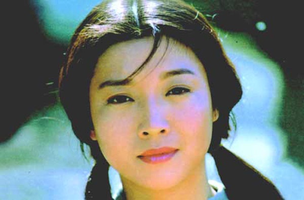 Trong bộ phim Lớn lên thành người (1996), nữ diễn viên Chu Khiết đóng nhân vật một cô gái bị nghiện. Do quá nhập vai, cô cũng bị cuốn vào ma lực của cần sa và qua đời khi mới 28 tuổi.