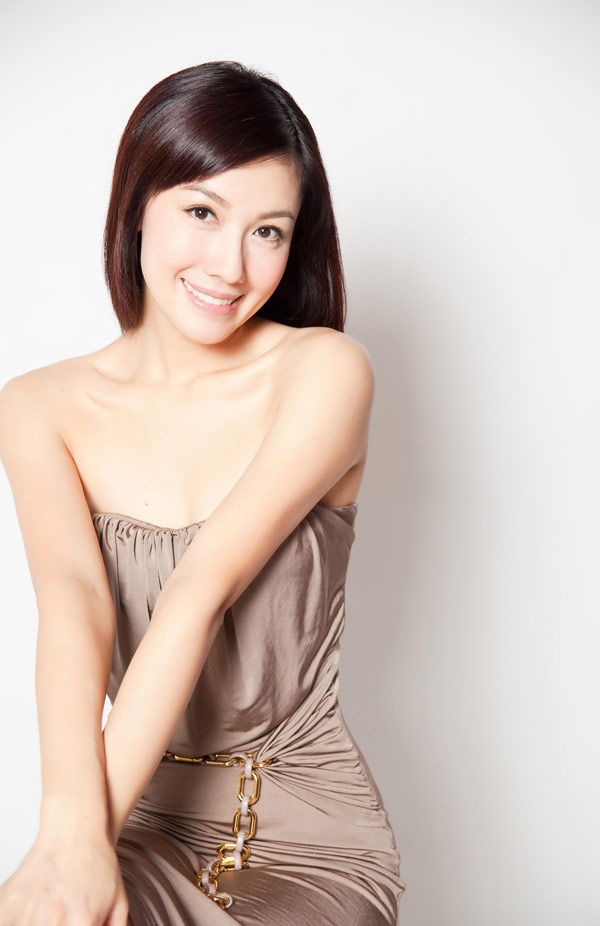 Đến với phim trường sau khi giành 2 giải phụ Hoa hậu ảnh và Hoa hậu tài năng trong cuộc thi Hoa hậu Hong Kong 2003, Lý Thi Vận là gương mặt nữ quen thuộc trên màn ảnh nhỏ TVB suốt 10 năm qua.