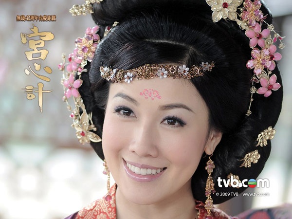 Năm 2012, Lý Thi Vận bắt đầu được TVB tích cực lăng xê khi giao đảm nhận nhiều vai nữ chính thứ 2 trong các phim Quyền vương, Đại thái giám, Quý ông thời đại, Bãi biển tình yêu… Đặc biệt, ở Hàn sơn tiềm long, mỹ nhân sinh năm 1981 đã chứng tỏ tài năng của mình khi cùng lúc đảm nhận 2 vai, trở thành “người tình lý tưởng” của tiểu sinh Mã Quốc Minh khi đóng cặp với nhau 5 phim.