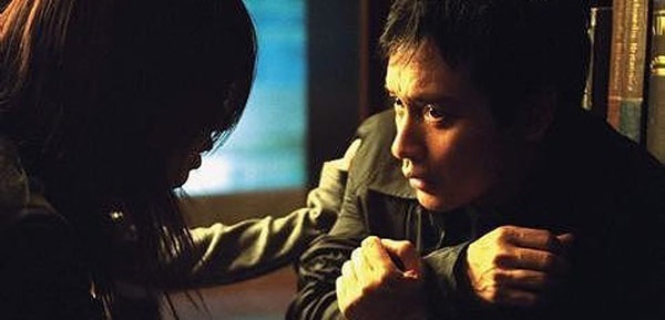 Ngày 1/4/2003, nam tài tử Trương Quốc Vinh nhảy lầu tự vẫn gây chấn động dư luận châu Á. Đã có nhiều nguyên nhân được lý giải khiến anh chọn cái chết thương tâm này, trong đó một phần do không thể thoát khỏi nhân vật bác sĩ tâm lý bị bệnh tâm thần phân liệt cấp độ nặng trong bộ phim điện ảnh Dị độ không gian.