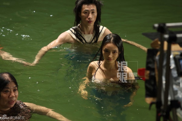 Lâm Duẫn trong một cảnh quay dưới nước.